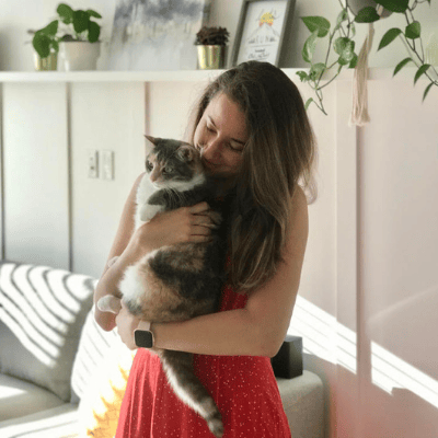 Young woman holding a cat